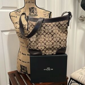 Coach Signature C Medium Shoulder bag Pre-Loved. Jacquard Fabric w/Leather Trim